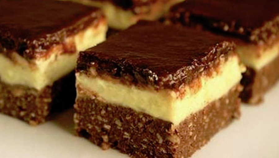 Prăjitura Miruna, cu blat din biscuiți și cremă delicioasă de vanilie – Rețetă fără coacere